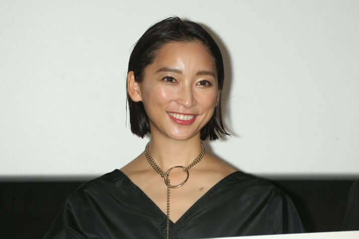 杏、メッシュ入りショートヘアでフランス生活を満喫 父・渡辺謙への連絡は「まあしている」