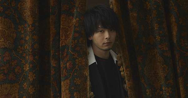 中村倫也“ヒゲ生かし”で登場「休みの日はヒゲを剃らないんです」 | 女性自身