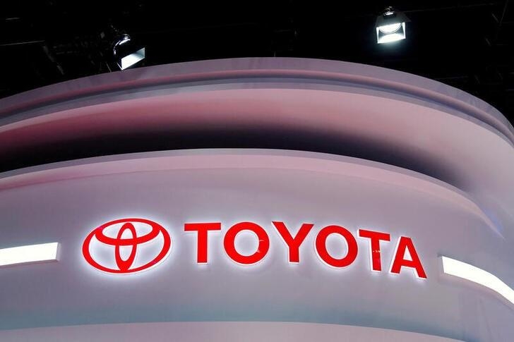 トヨタ、ＥＶ戦略見直し検討　クラウンなど開発一時停止＝関係者 | ロイター