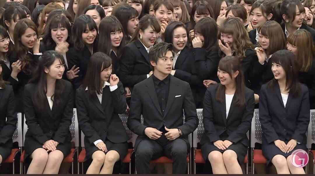 新田真剣佑がプライベートで秋葉原降臨「ポケモンバトル」でガチな強さを披露していた