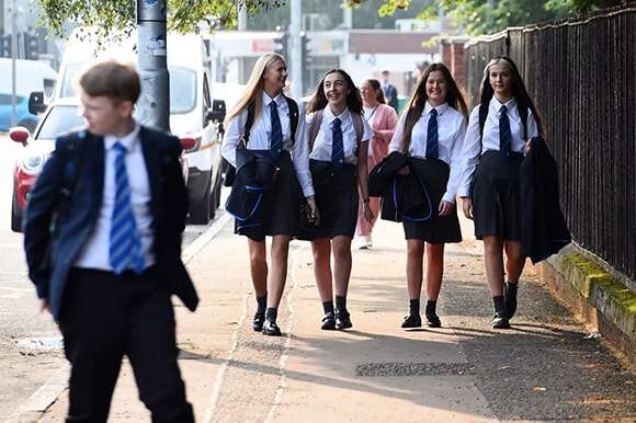 若い世代の英国女性たち、ポルノショップから女子高校生の制服を撤廃する署名運動を開始。