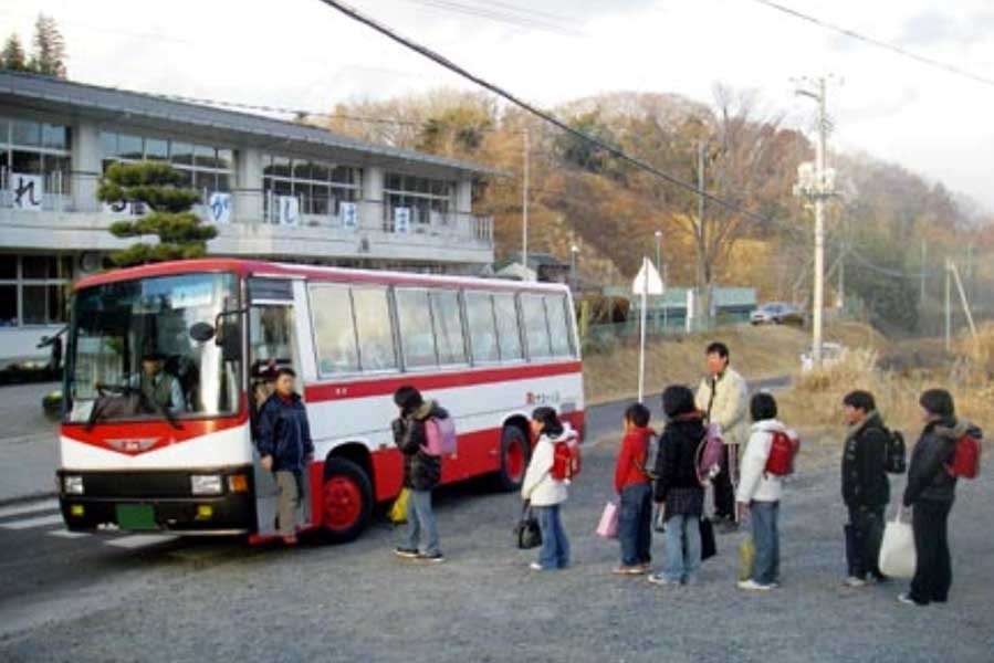 子どもを事故から守れ！ 「スクールバス」導入に高まる期待も、立ちふさがる現実的課題とは | Merkmal（メルクマール）