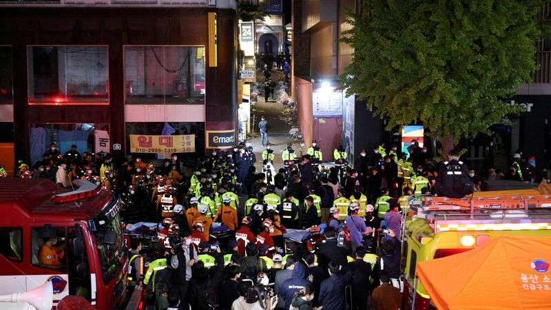 韓国雑踏事故　「ウサギ耳帽子の男がふざけて