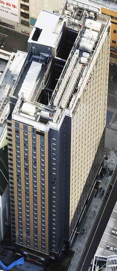 〈母親が自殺か〉23階の非常階段に9歳の長男を座らせると…なぜ47歳の母親は歌舞伎町の高層ホテルで殺人を犯したのか（文春オンライン） - Yahoo!ニュース