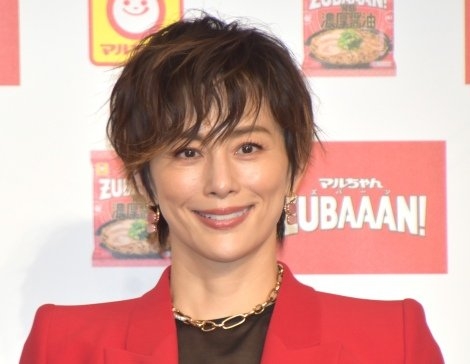 米倉涼子、腰の状況は「座りっぱなしだと厳しいかも」 座り直しながらイベント参加