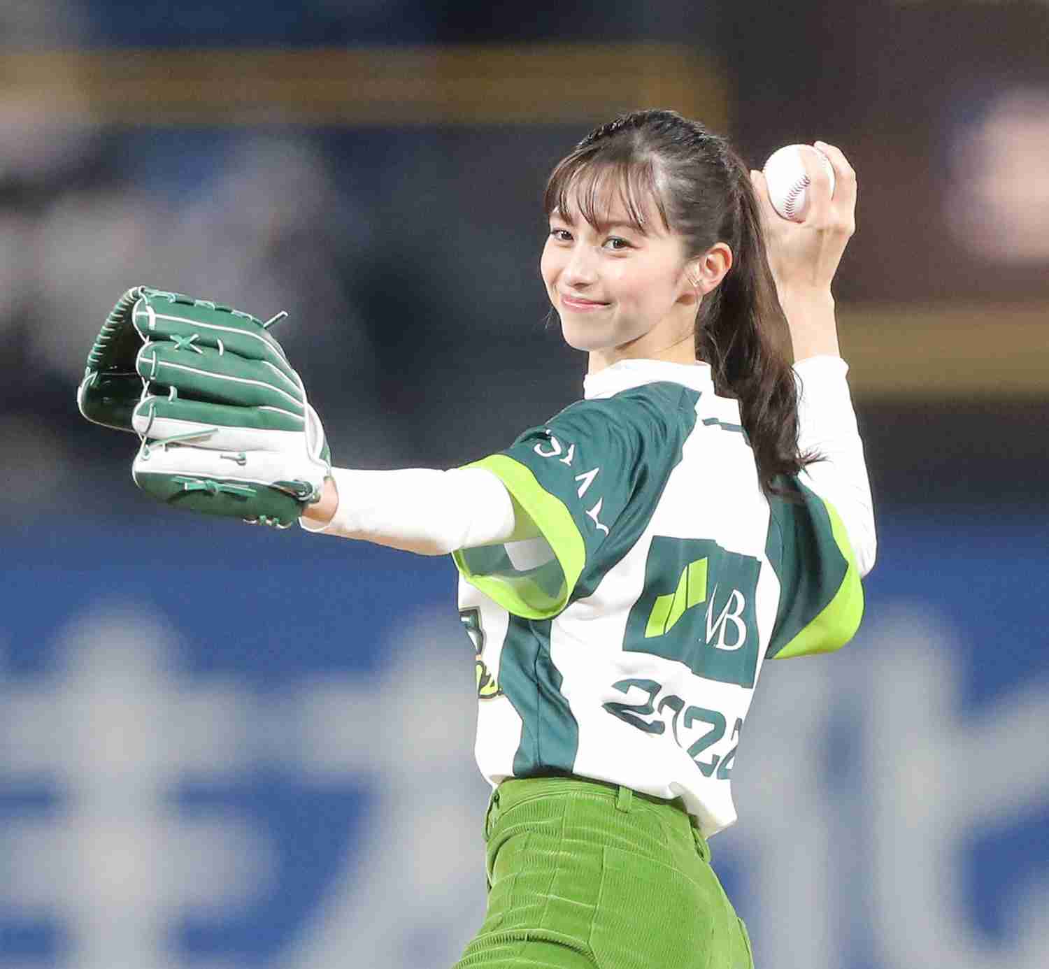 中条あやみが日本シリーズ第2戦の始球式に登場　決戦前の場内から大歓声浴び笑顔