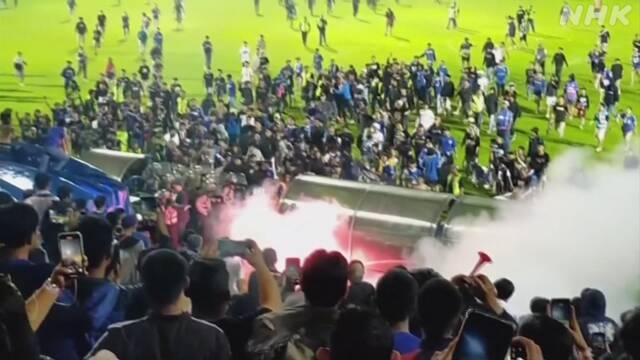 インドネシア サッカー場 試合後に暴動で174人死亡 | NHK | サッカー