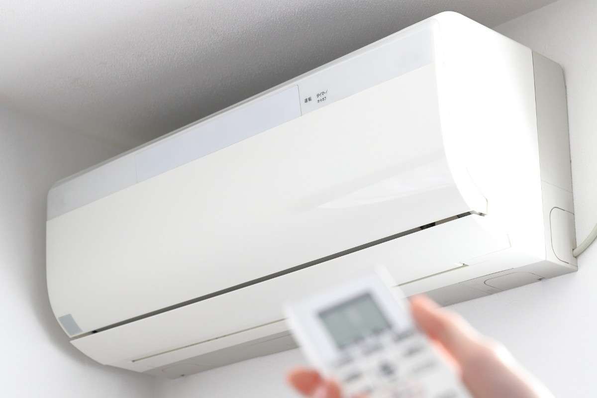 夏も冬も大活躍の「エアコン」 買い替えのタイミングは？ 何年使える？ メーカーに聞く | オトナンサー