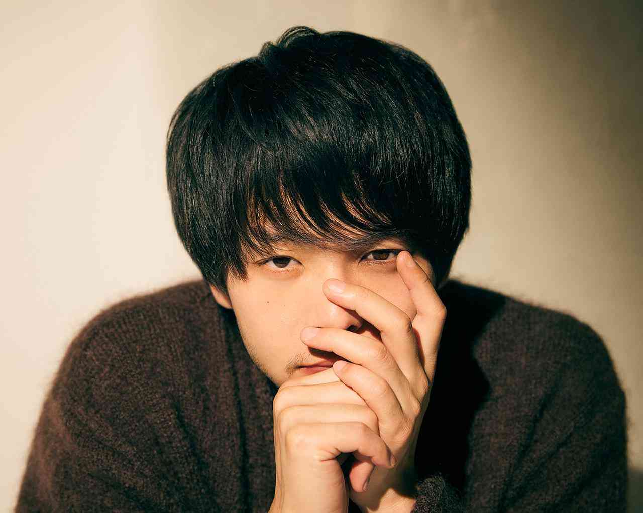 中村倫也の新たな一面！「舞台ではエネルギー放出型に」自分の仕組みを探る職人肌の素顔 (1/1) - T JAPAN:The New York Times Style Magazine 公式サイト