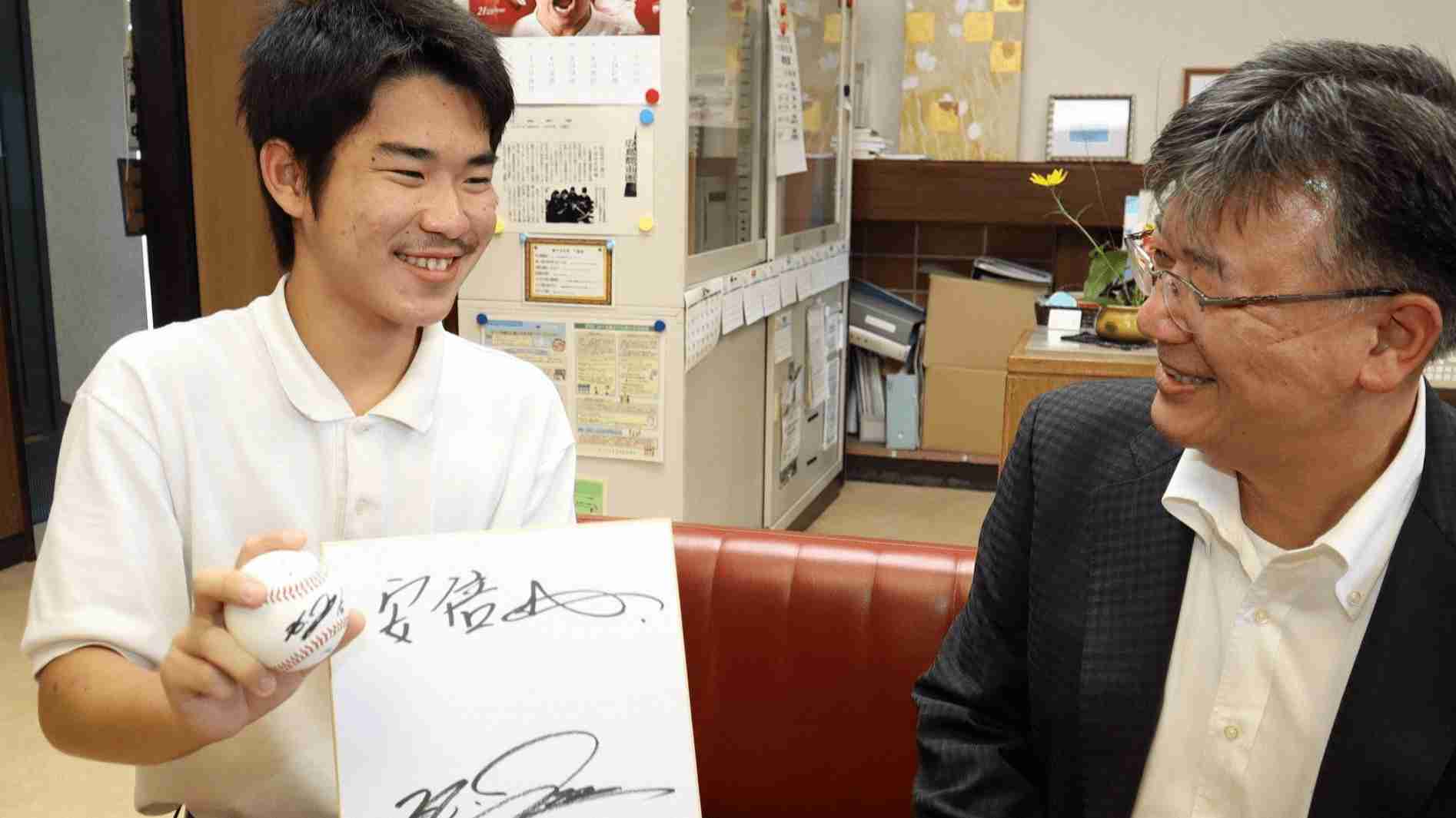 1人で続けた通学路の清掃　レジェンドは見ていた　元カープ黒田博樹さんから届いたサインボール