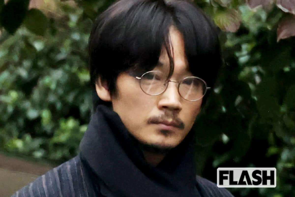 綾野剛 “ガーシー砲で打ち切り説”を完全払拭！ 3作同時進行の引っ張りだこ状態 | Smart FLASH/スマフラ[光文社週刊誌]