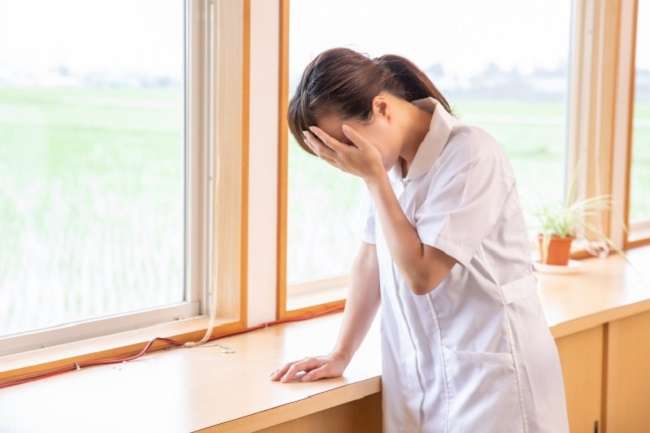 介護職の苦労を語る20代女性「いつも腰や膝、腕、どこかしら痛みます。ボーナス・昇給はほとんどなし」