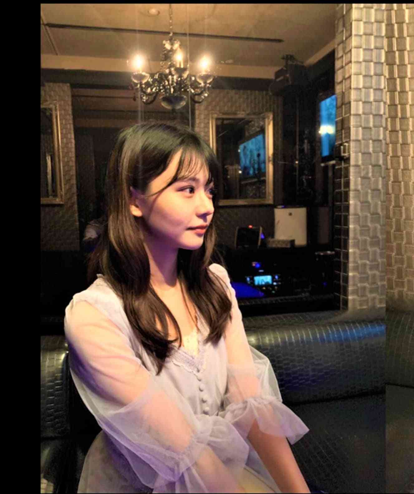 お店で社長にスカウトされ…浅倉唯「ラウンジ嬢時代のドレス写真」