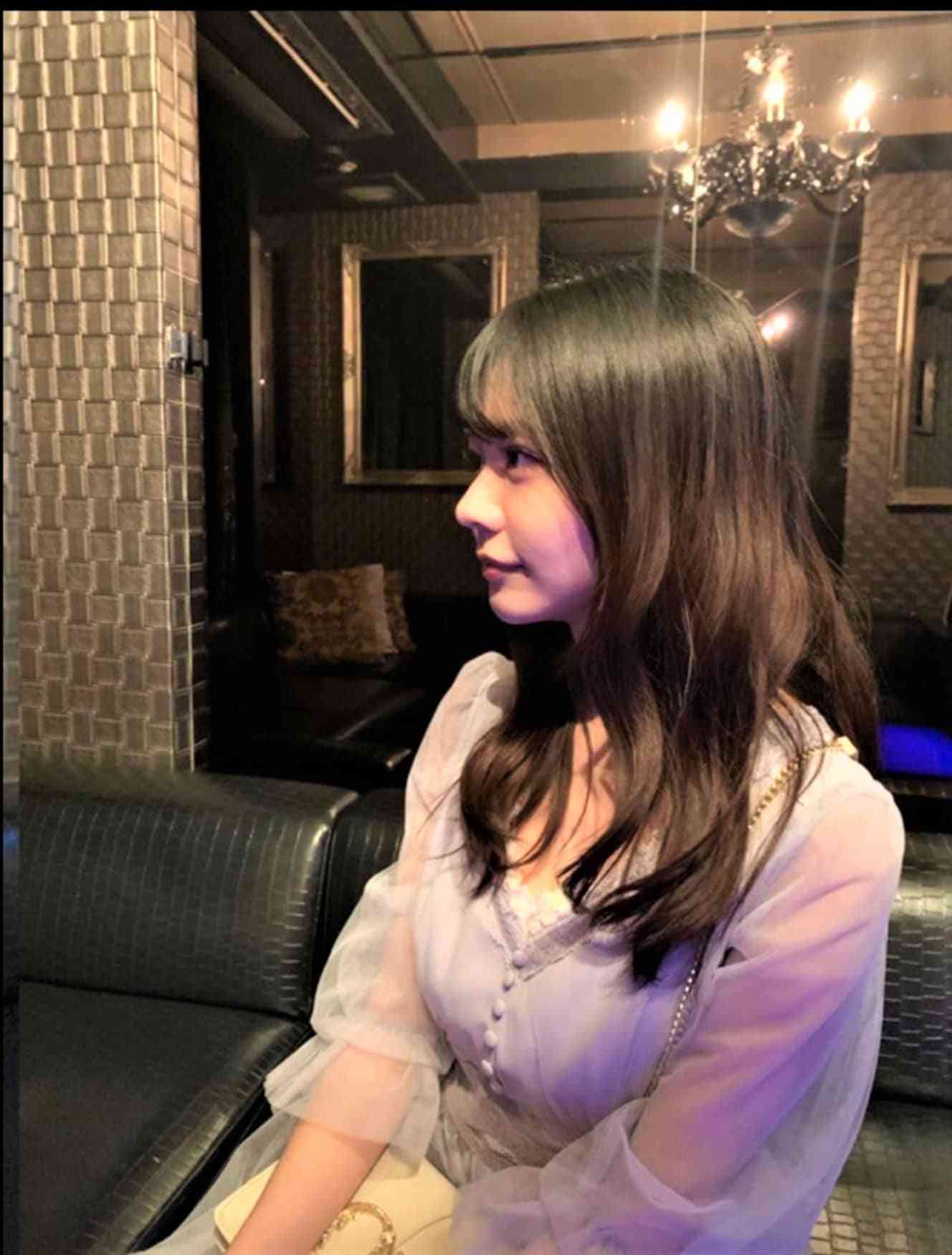 お店で社長にスカウトされ…浅倉唯「ラウンジ嬢時代のドレス写真」
