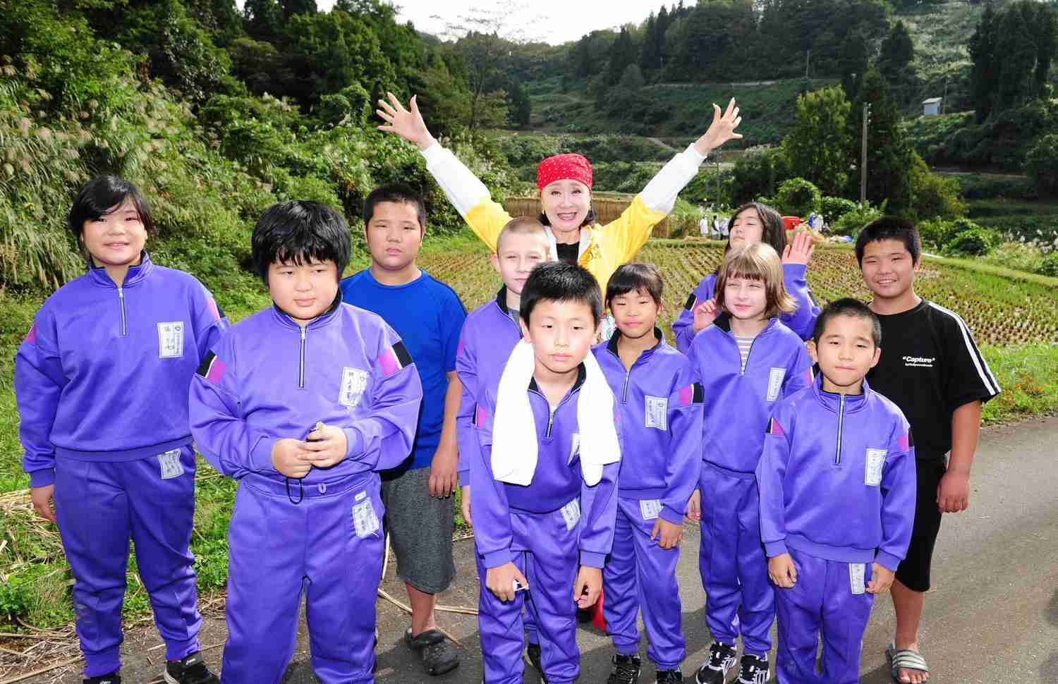 小林幸子「山古志で生まれ育ったことに誇り持って」地元主婦や山古志小の児童らとコシヒカリ脱穀（日刊スポーツ） - Yahoo!ニュース