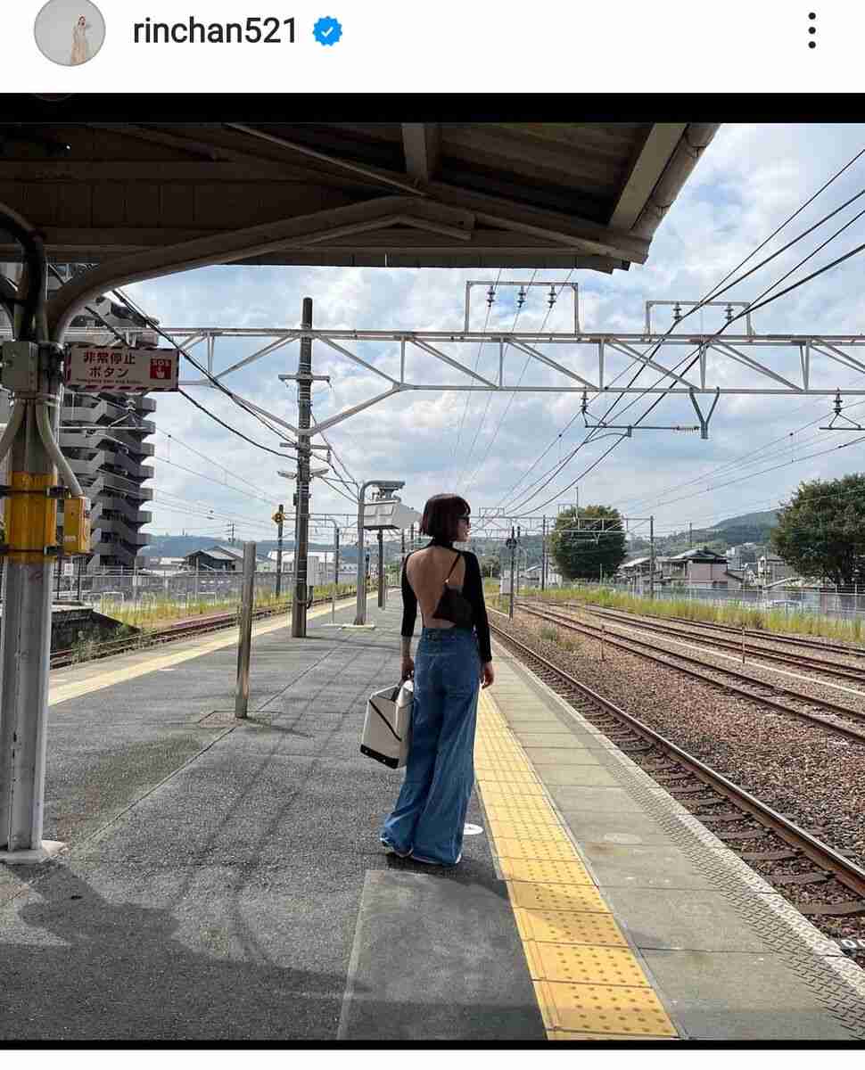 49歳・梨花「人生初の岐阜県に」背中ぱっくりの旅コーデに驚きの声!「きれいでヤバ」「目立ち過ぎ」
