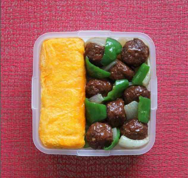 「卵焼きは切らない」「ウインナーは立派な主役」介護士の女性が作る潔い“自分弁”が「めっちゃ美味しそう」