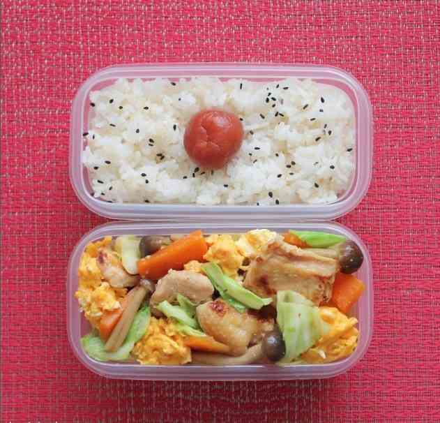 「卵焼きは切らない」「ウインナーは立派な主役」介護士の女性が作る潔い“自分弁”が「めっちゃ美味しそう」