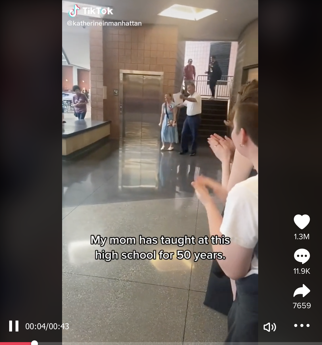 50年同じ学校で教えた教師に生徒たちがサプライズ　心温まる映像に涙する人続出