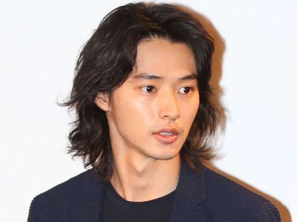 山﨑賢人「アトムの童」視聴率1ケタ発進は裏番組「イッテQ！」「ポツンと一軒家」のせい？｜日刊ゲンダイDIGITAL