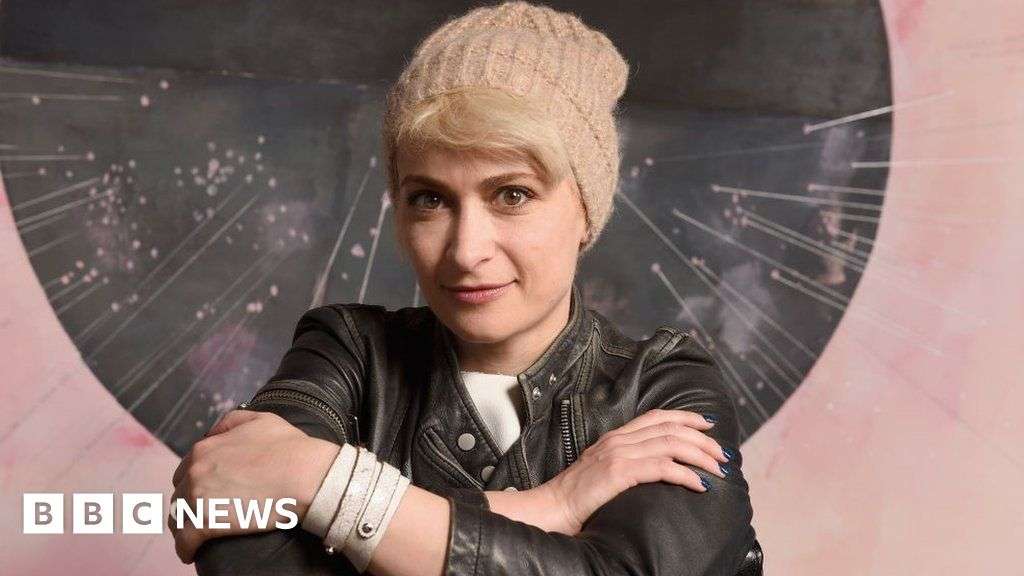 Alec Baldwin reaches settlement over Halyna Hutchins shooting on Rust set - BBC News