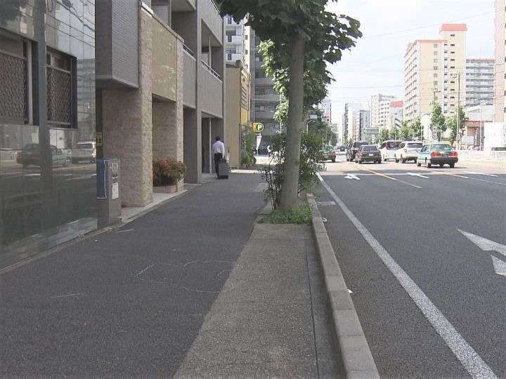 車道を自転車が“逆走”…停止求めた警察官と衝突し乗っていた32歳男性が骨折 停止に応じず歩道を走行中