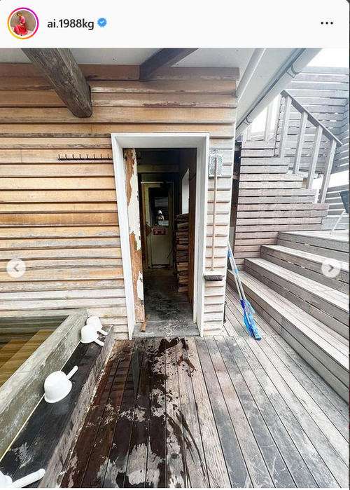 加護亜依が海沿いサウナ訪問「ととのい顔、失礼致します」右手をほおにあて濡れた髪や美肌披露