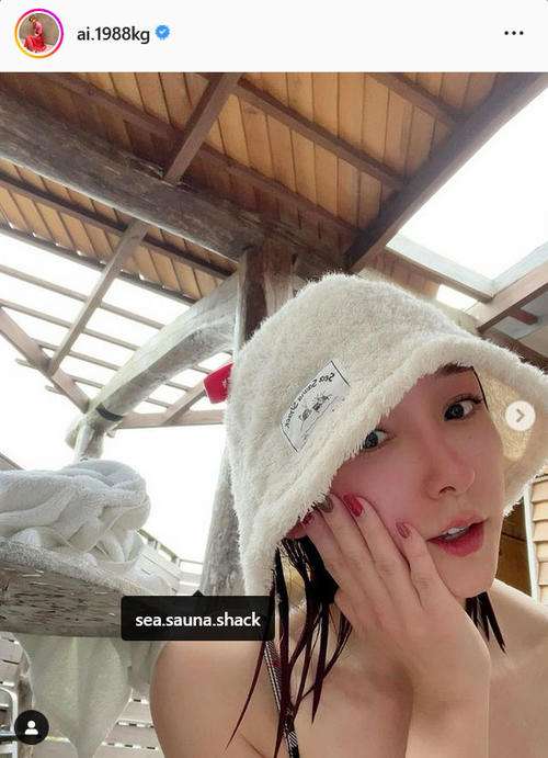 加護亜依が海沿いサウナ訪問「ととのい顔、失礼致します」右手をほおにあて濡れた髪や美肌披露
