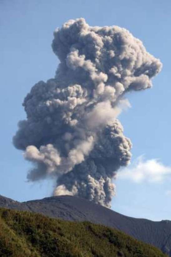 諏訪之瀬島で爆発44回と連続噴火　大きな噴石が700メートルまで飛ぶ　噴煙は1400メートルで雲に（南日本新聞） - Yahoo!ニュース