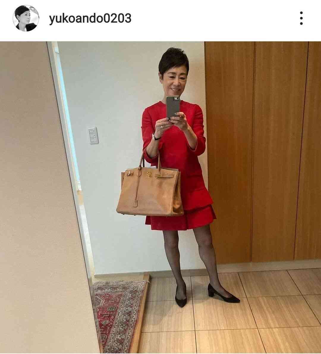 63歳・安藤優子さん、膝上ミニ&全身赤の私服コーデが素敵!「細くって綺麗な足」「素敵すぎる」