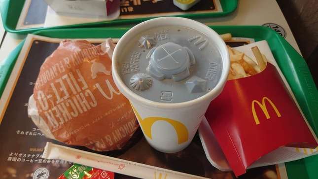マック店員「神対応」に称賛 ドリンク&ポテトを床にこぼしたら...店の心遣いに「感動しました」