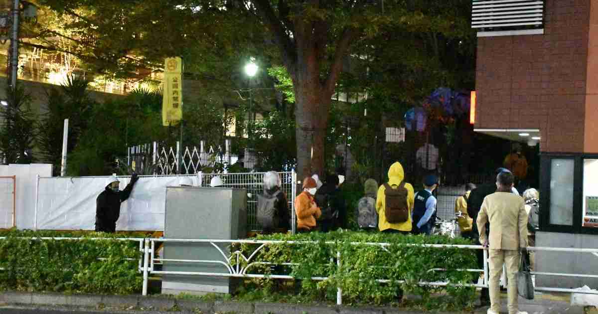 渋谷区、予告なく公園閉鎖　「許せない」路上生活者の支援者が抗議 | 毎日新聞