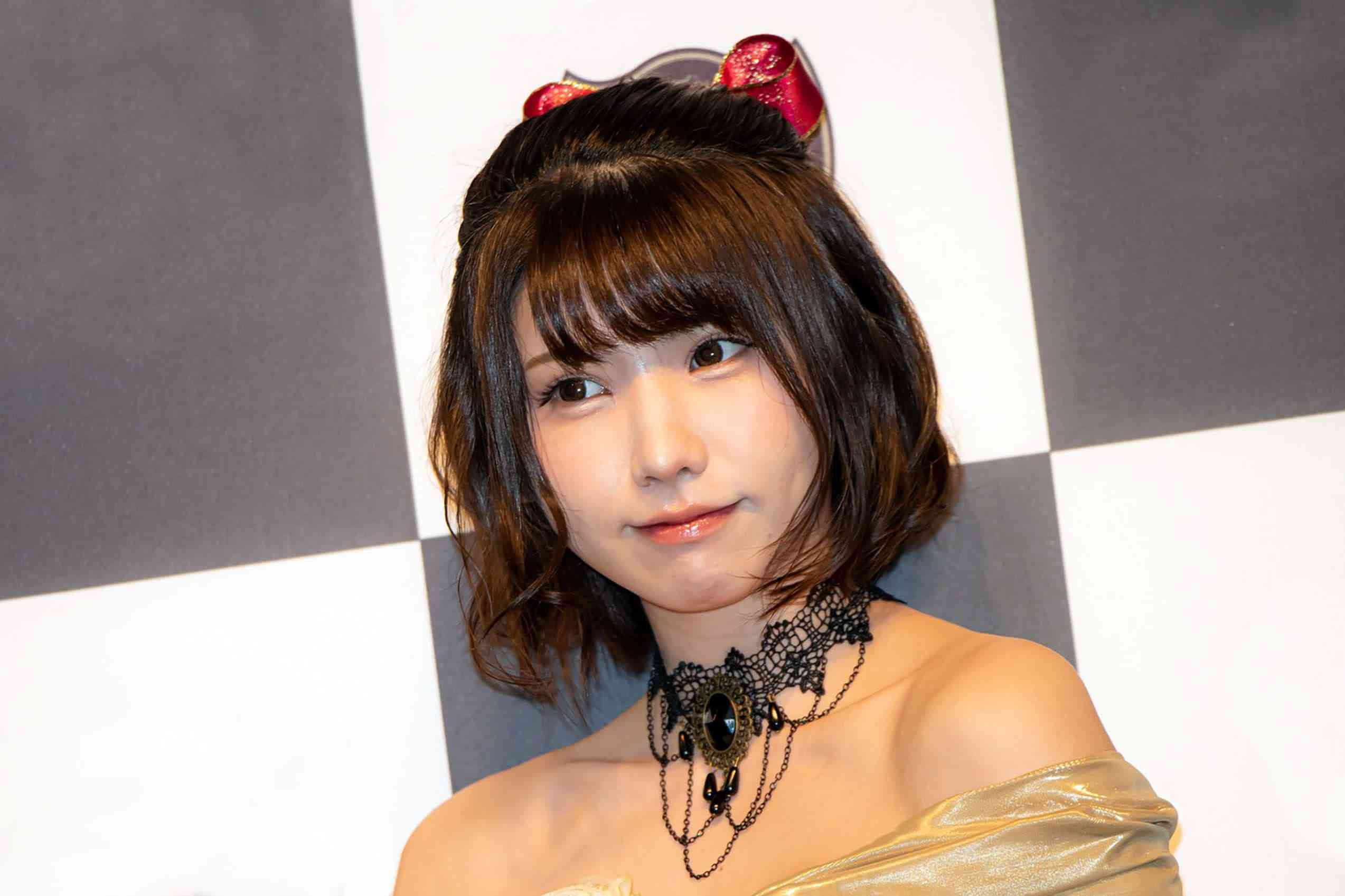 えなこ、“漫画家と結婚”の噂を否定　「事実と違うこと言われるのは不快」 – Sirabee