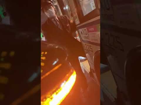 関東バスの運転手と路上駐車のプリウスの運転手とのトラブル動画 - YouTube