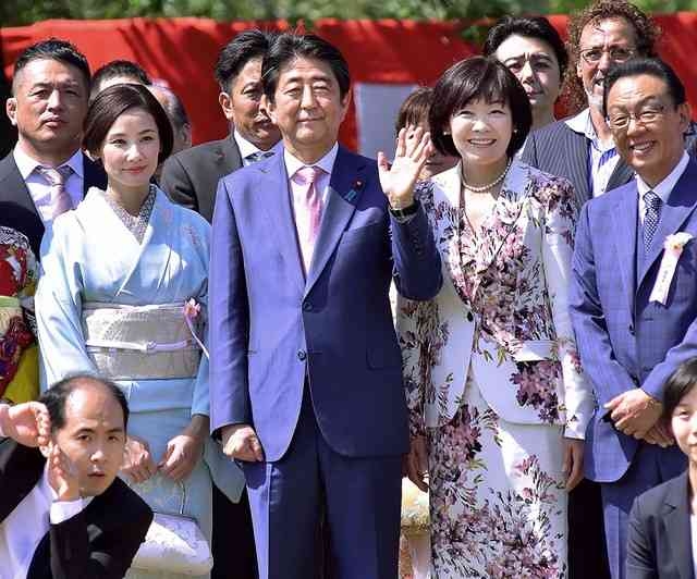 安倍昭恵氏が死体損壊容疑で逮捕の男と記念写真 FRIDAYが報道