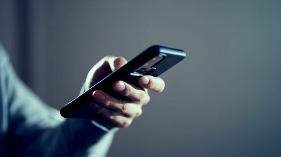 ｢首相はゴム人間｣耳を疑う陰謀論に人が魅入る闇　現代人を蝕む｢スマホ教｣とはいったい何なのか