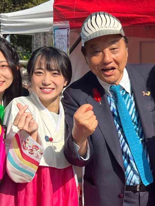 河村たかし市長、アイドル隣で卑猥ポーズ？　写真物議も...市は悪意否定「指ハートできなかっただけ」