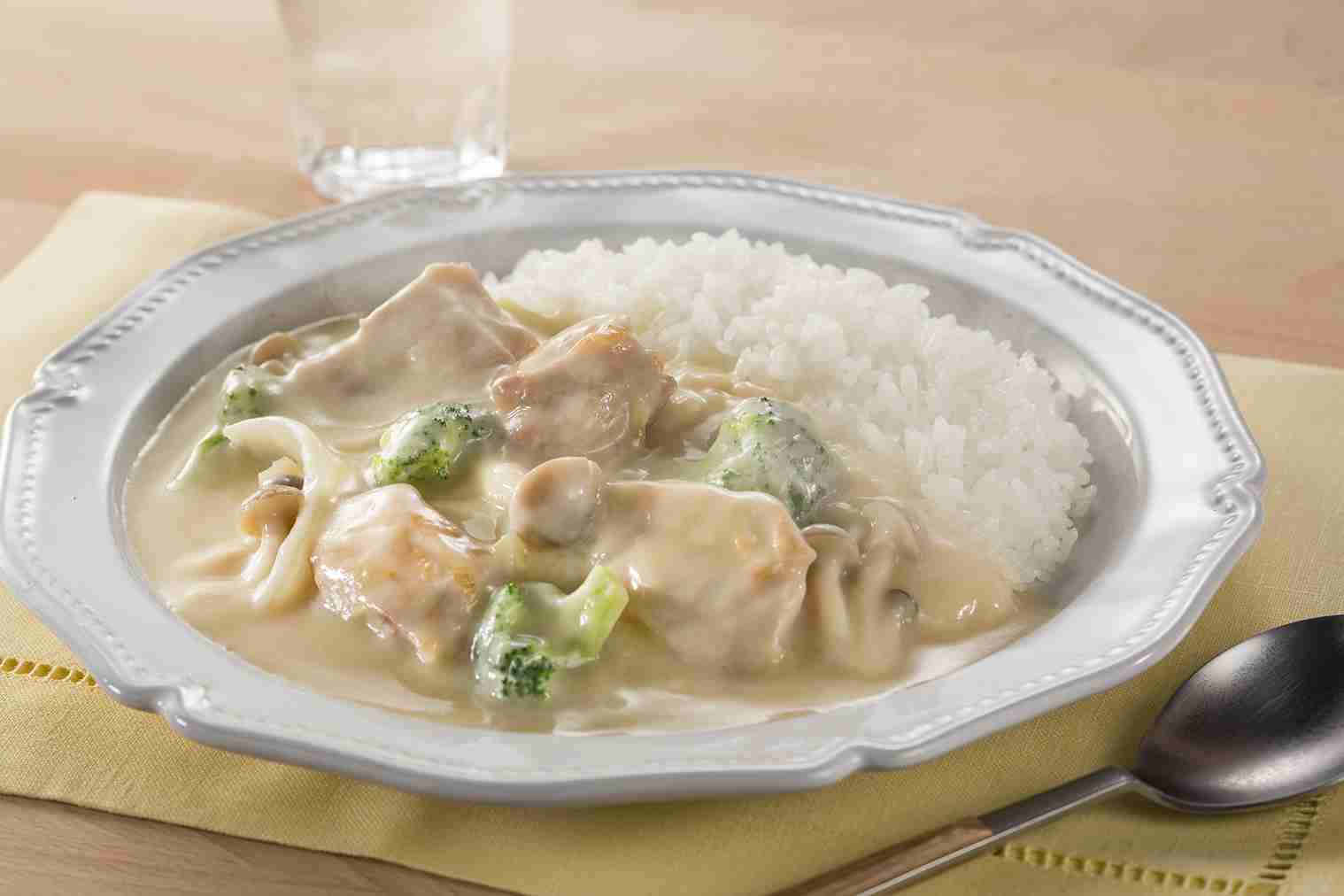 関西人は7割が“分ける派”、沖縄県では7割が“かける派”…「クリームシチューの食べ方」が二分する理由とは？