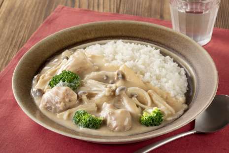 関西人は7割が“分ける派”、沖縄県では7割が“かける派”…「クリームシチューの食べ方」が二分する理由とは？