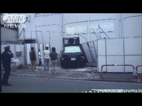 「アレフ」の施設に右翼団体の街宣車が突っ込む(13/11/15) - YouTube