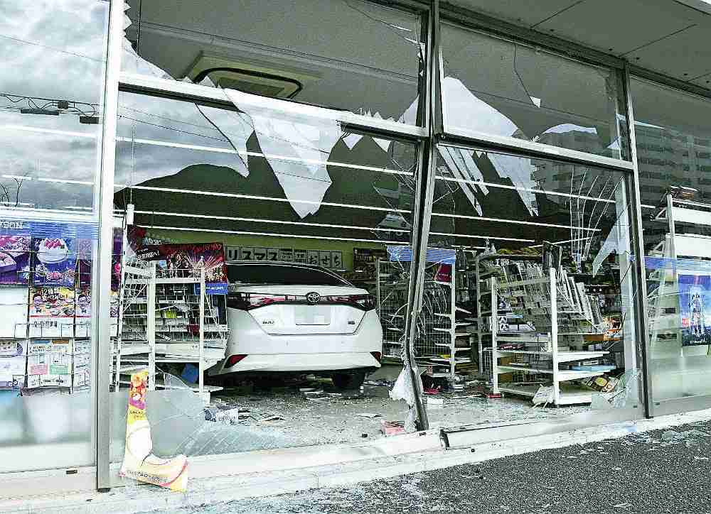 80歳代男性が運転の車、コンビニ店内に突っ込み陳列棚はねのける