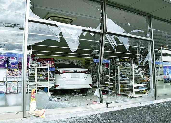 ８０歳代男性が運転の車、コンビニ店内に突っ込み陳列棚はねのける : 読売新聞オンライン