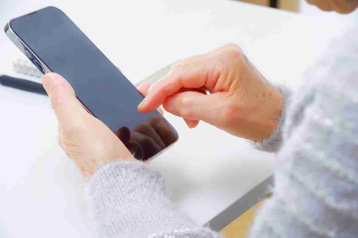 「焦りと怖さのせめぎあい」高齢母のスマホデビューを手伝った50代女性の苦労と本音 | マネーポストWEB