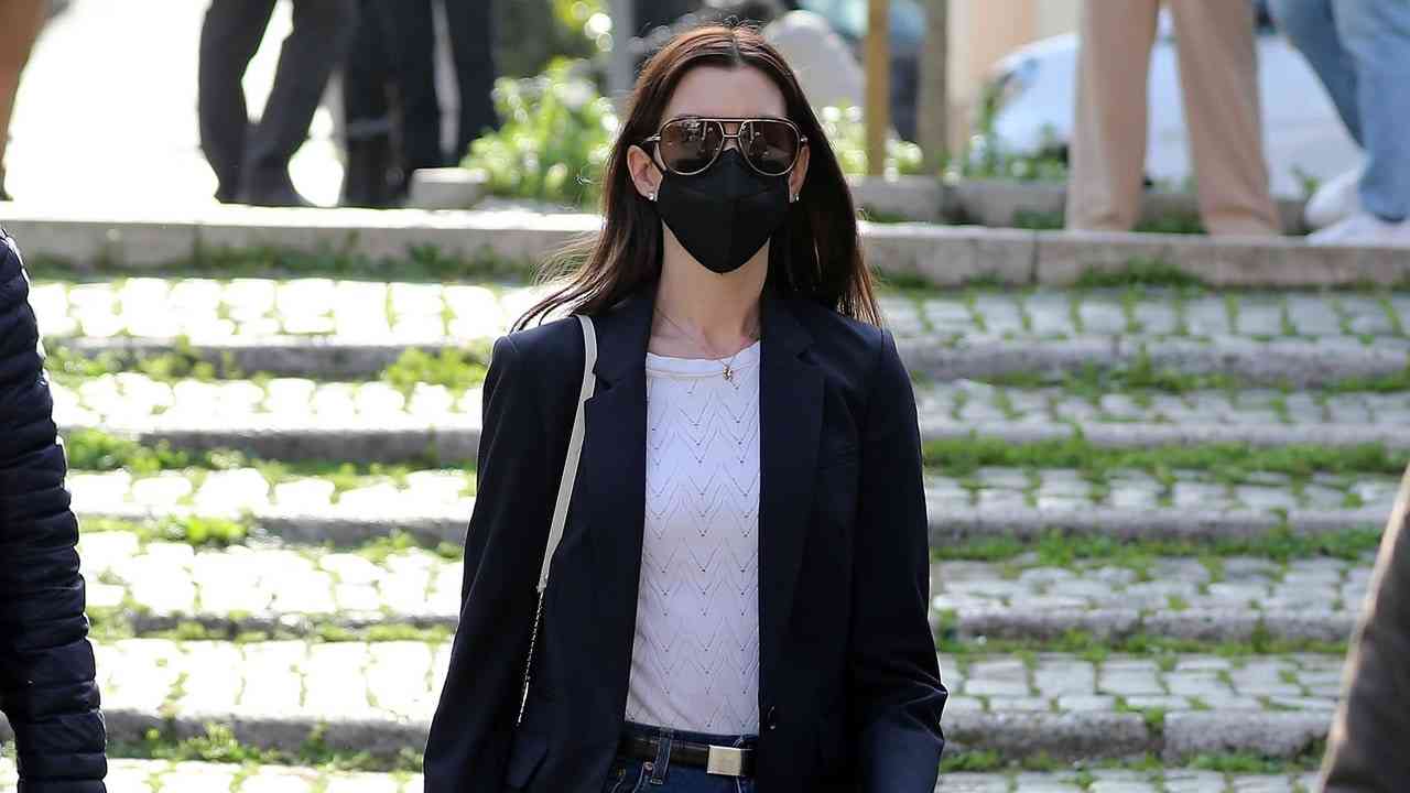 フレアもブーツカットも攻略。アン・ハサウェイに学ぶ、大人のデニムスタイル。 | Vogue Japan