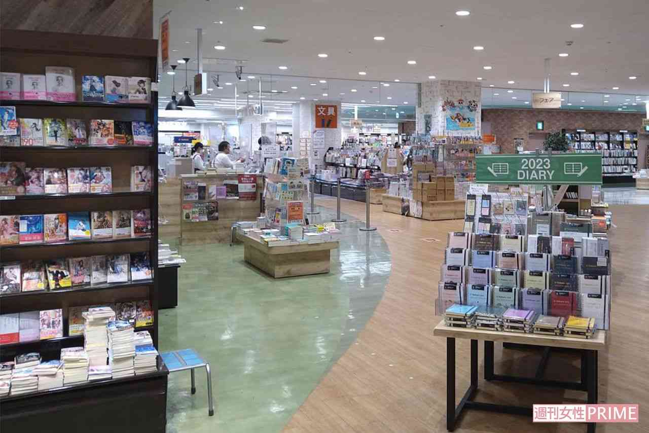 《書店で中1少女の胸掴む》過去には女子高生の下半身を…佐野浩孝容疑者（49）の実母が懺悔「死んでほしいと願っていた」 | 週刊女性PRIME