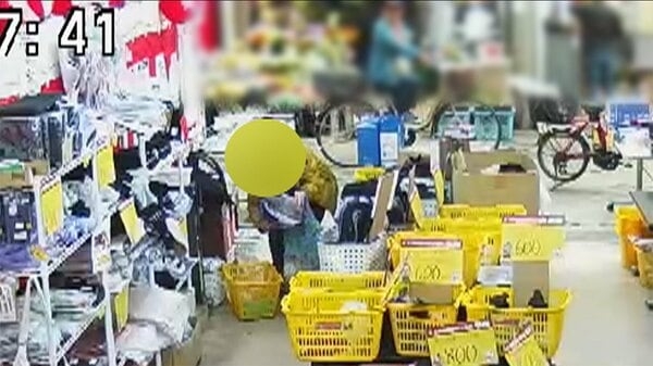 商店街で白昼堂々…無人アウトレットショップで“万引き” 会計に立ち寄るも商品はコソっとマイバッグへ 防犯カメラに一部始終｜FNNプライムオンライン