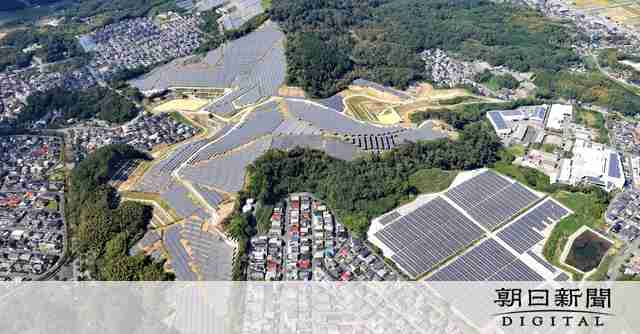 住宅街に5万4千枚のソーラーパネル　土むき出し　不安募らせる住民：朝日新聞デジタル