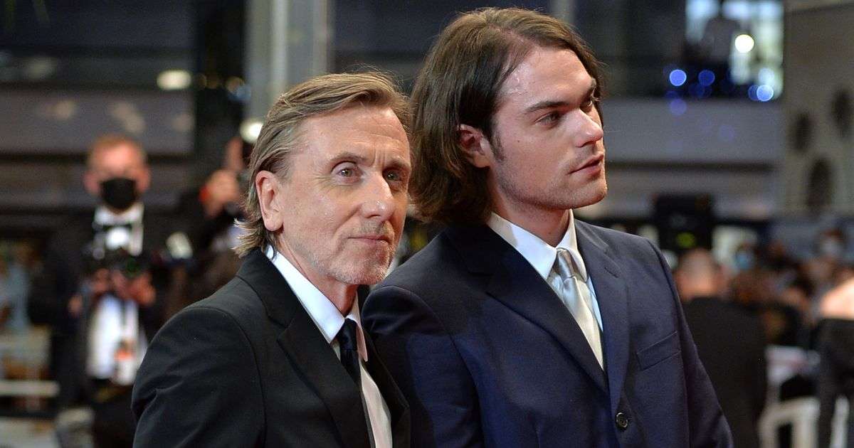 俳優ティム・ロスの息子コーマック・ロスさんが25歳で死去｜シネマトゥデイ