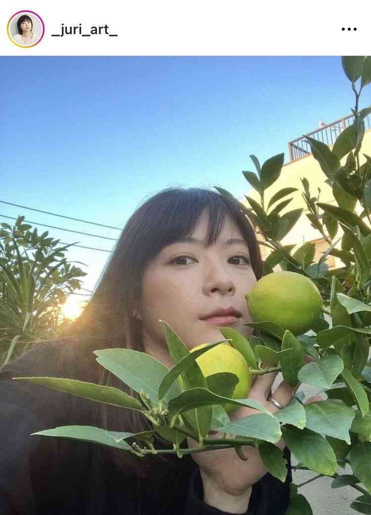 上野樹里、立派に育ったレモンの収穫ショットが「ザ、テレビジョンの表紙みたいで可愛い」と反響