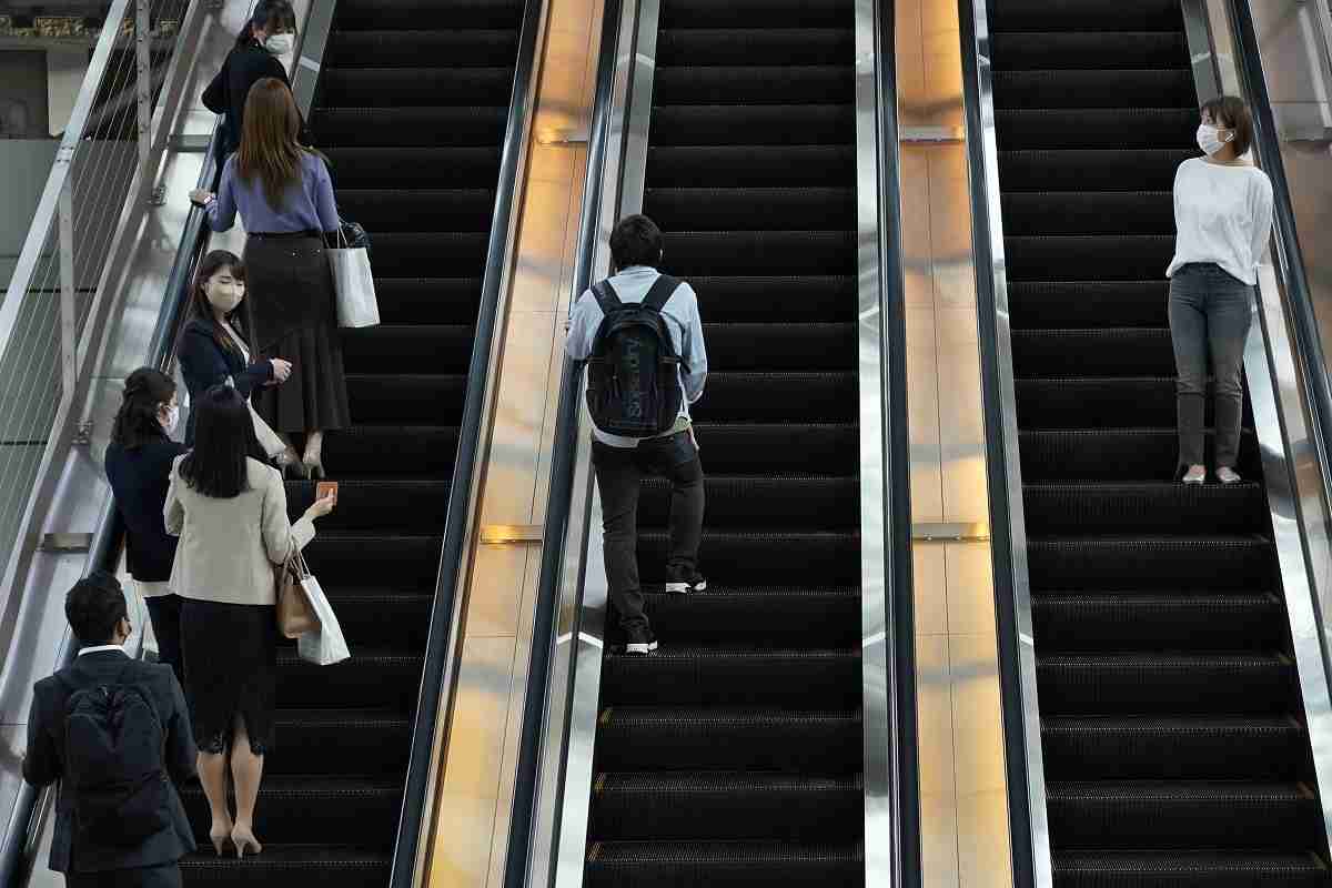 あえて中央に立つ人も出現　エスカレーター「片側空け」論争活発化でトラブル・事故多発｜NEWSポストセブン